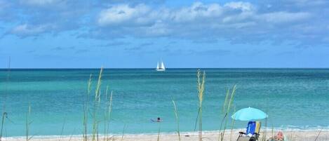 Na praia, espreguiçadeiras, toalhas de praia