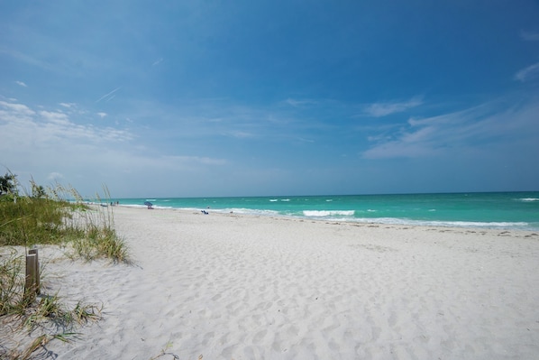 En la playa, camastros y toallas de playa 