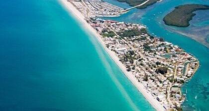 Gulf side condo be on the beach in minutes!