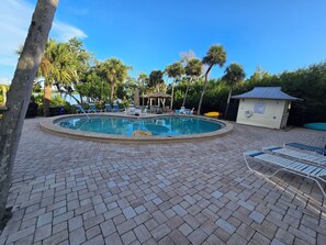 A heated pool - Gulf side condo be on the beach in minutes! (Englewood)