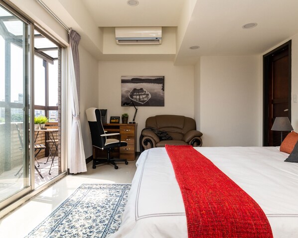 4 habitaciones, escritorio y tabla de planchar con plancha 