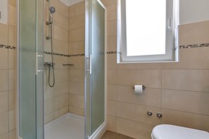 Bathtub, towels