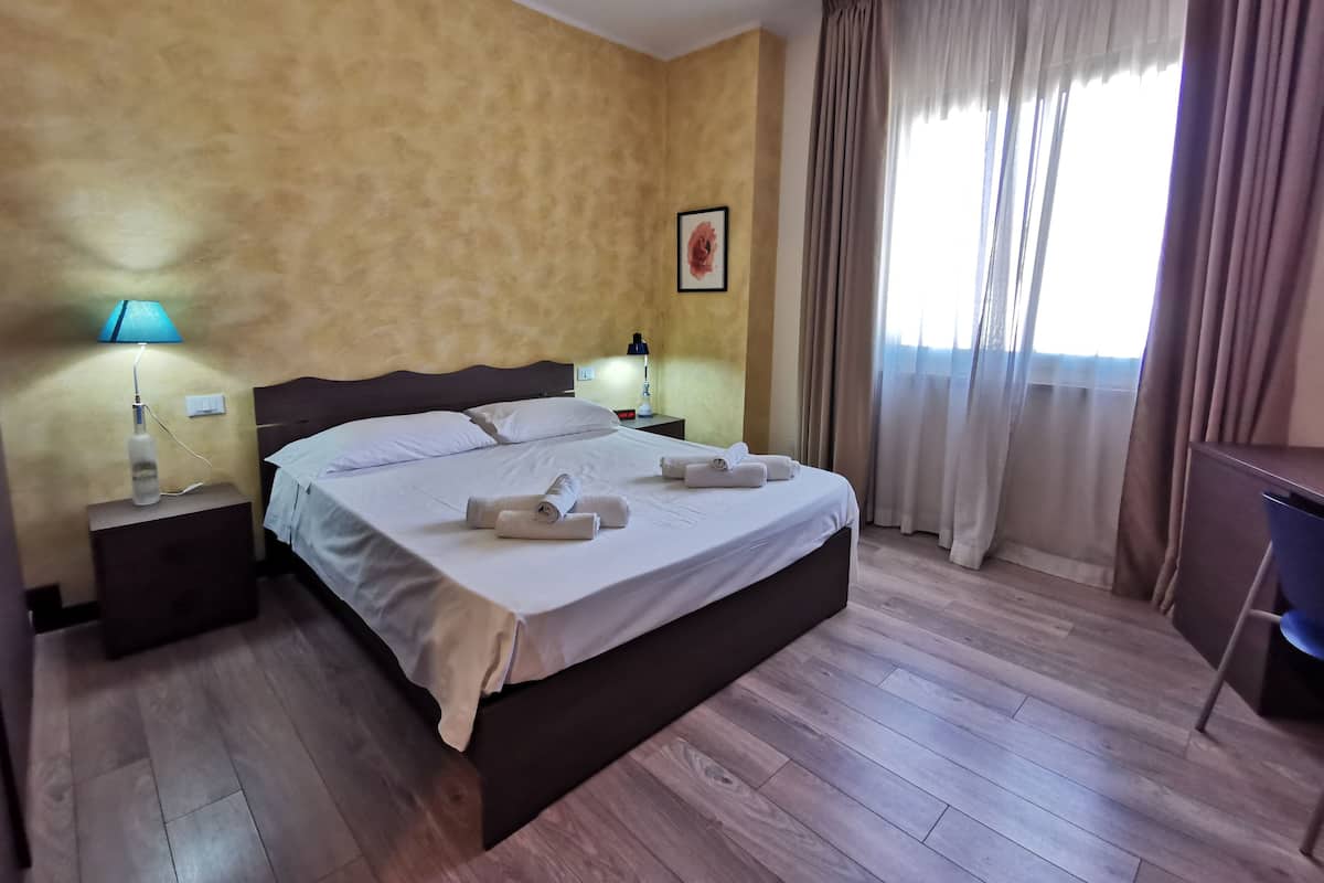 Double Room ( Stanza Mia ) | Una scrivania, postazione laptop, tende oscuranti, Wi-Fi gratuito