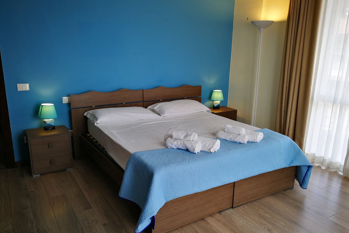 Camera con letto matrimoniale o 2 letti singoli, bagno in camera, vista città (Arianna) | Una scrivania, postazione laptop, tende oscuranti, Wi-Fi gratuito