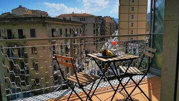 Habitación triple de diseño, baño privado, vistas a la ciudad (Flavia) | Vistas del balcón