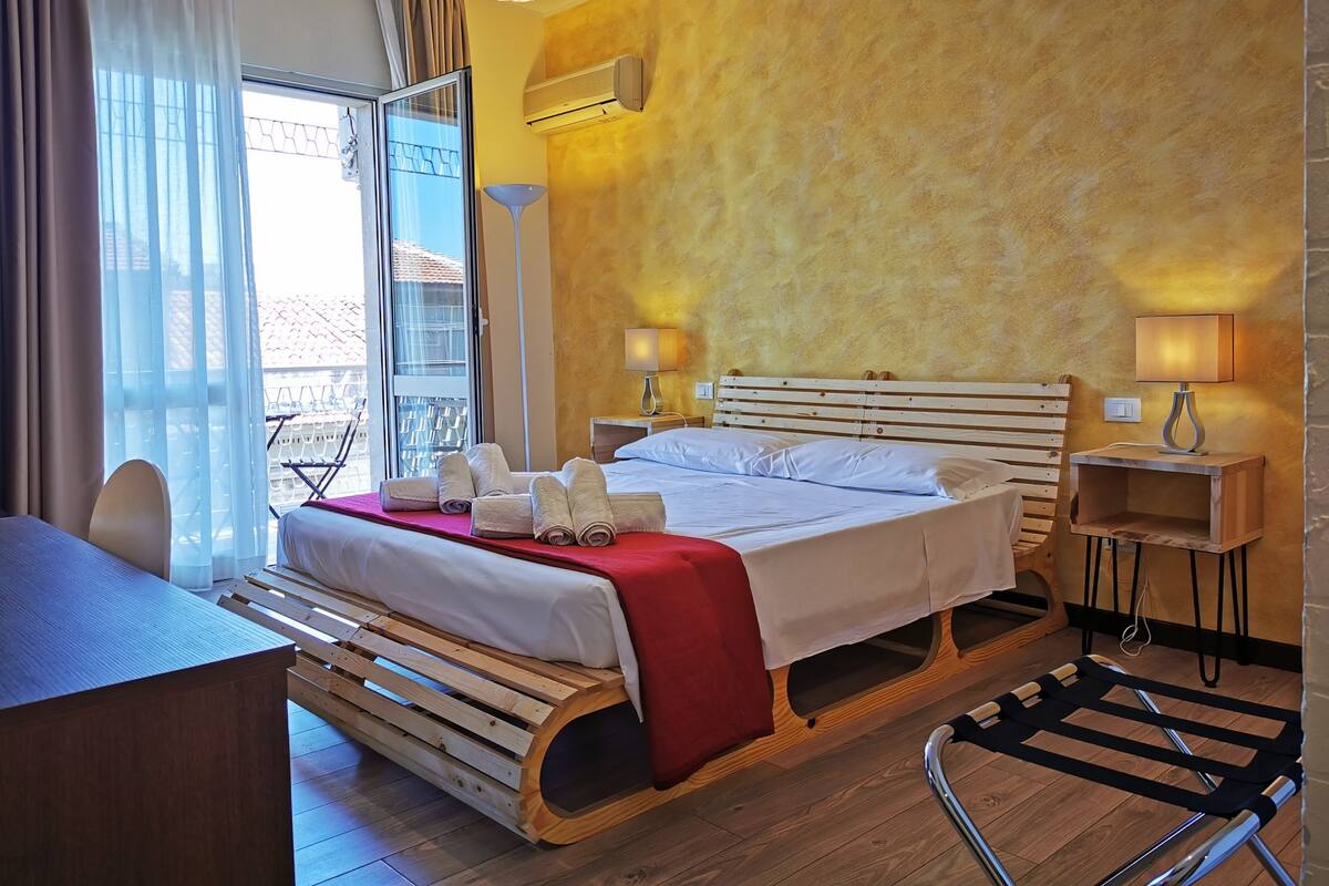 Tripla Design, 1 letto king con divano letto, bagno in camera, vista città (Maria Teresa) | Una scrivania, postazione laptop, tende oscuranti, Wi-Fi gratuito