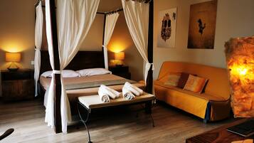 Quarto triplo design, suíte, vista para a cidade (Flavia) | Escrivaninha, espaço de trabalho para notebook, cortinas blackout