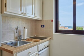 Fridge, stovetop, coffee/tea maker, toaster