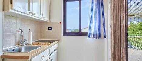 Fridge, stovetop, coffee/tea maker, toaster