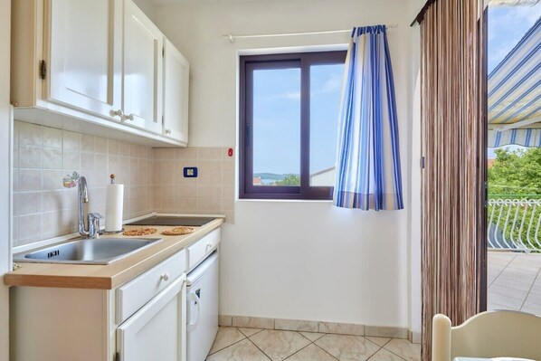 Fridge, stovetop, coffee/tea maker, toaster