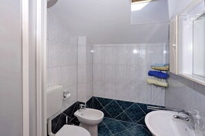 Douche, sèche-cheveux, serviettes fournies