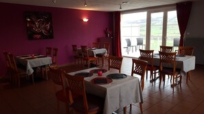Colazione a buffet, servita tutte le mattine (10 EUR a persona)
