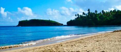 Playa en los alrededores y toallas de playa