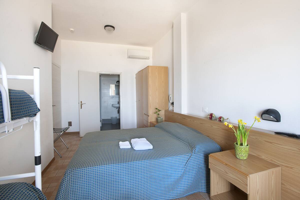Cofres nos quartos, escrivaninha, Wi-Fi de cortesia, roupa de cama