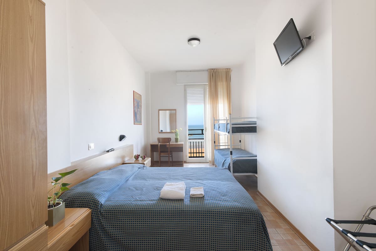Cofres nos quartos, escrivaninha, Wi-Fi de cortesia, roupa de cama