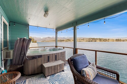 Lakefront kotiin w / kylpytynnyri, telakka, kajakkeja, katettu veranta ja valtavat näkymät!