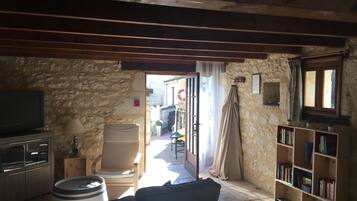 Tv, ett bordtennisbord och böcker