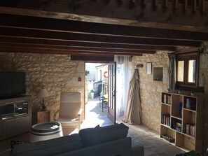 Una televisión, una mesa de tenis de mesa, libros