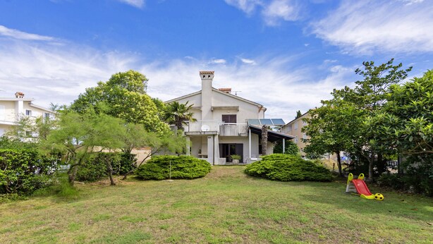 A two-story house with a balcony, surrounded by well-maintained lawns and trees. - Liliana in Medulin - Istrien / Liliana in Medulin - 1 Appartement für 2 Personen AP2 (Medulin)