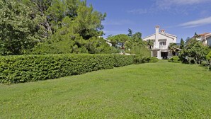 A large, modern house with a well-maintained lawn and dense greenery. - Liliana in Medulin - Istrien / Liliana in Medulin - 1 Appartement für 2 Personen AP2 (Medulin)