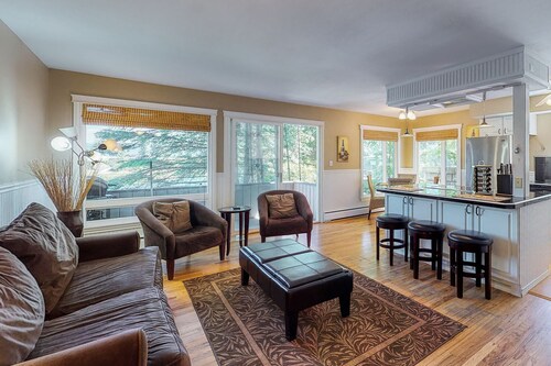 Waterfront condo - just minutes from downtown Sandpoint w/ a free boat slip