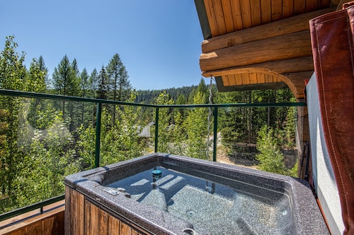 Remodeled log home on Schweitzer Mountain w/ private hot tub - 1/2 mile to lifts