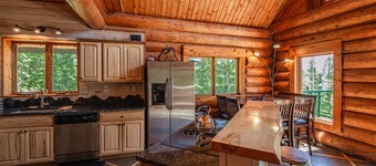 Remodeled log home on Schweitzer Mountain w/ private hot tub - 1/2 mile to lifts