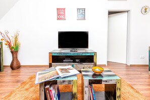 LED Tv with Blu-Ray Player and Apple Tv including Netflix media streamin