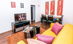 TV, videogames, DVD player, livros