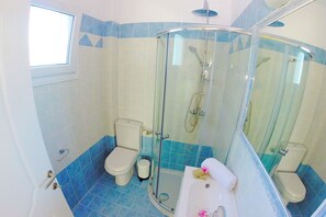 Duschwanne, Handtücher, Seife, Shampoo