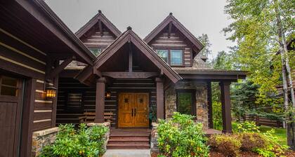 Scenic Idaho Club Lodge con dos chimeneas, una cocina completa y un comedor al aire libre