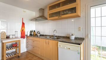 Een koelkast, een magnetron, een oven, een vaatwasser