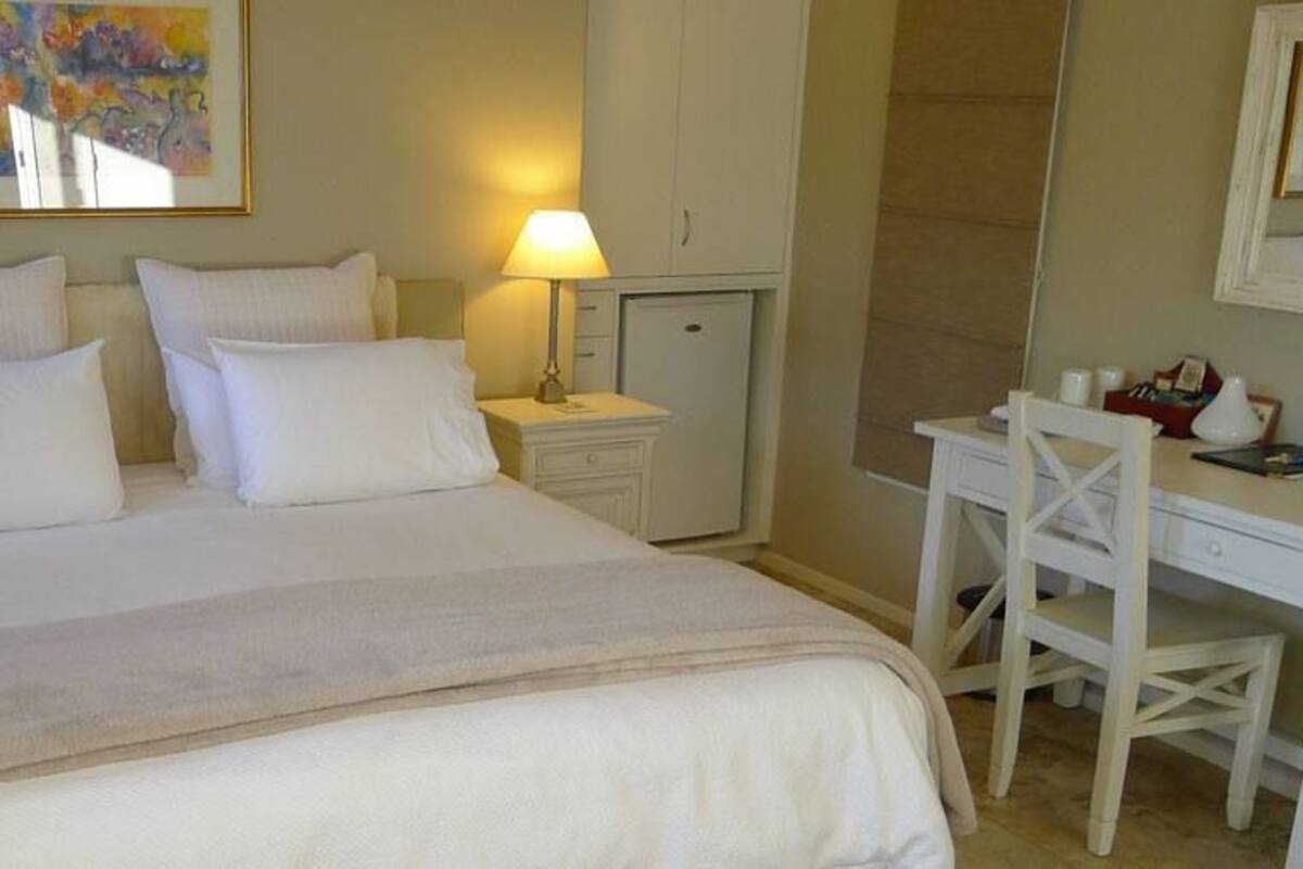 Studio tiện nghi đơn giản, 1 giường cỡ king, quang cảnh sân vườn | Trang trí khác biệt, trang bị nội thất với thiết kế riêng biệt