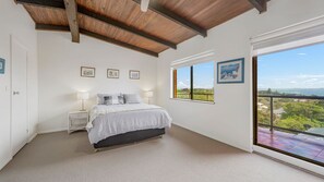 3 bedrooms, iron/ironing board, WiFi (free), bed sheets - Milton 5, 99 Pacific Drive (Port Macquarie)