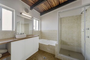 Bathtub, towels - Milton 5 - Top Floor unit with amazing views! (Port Macquarie)