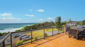 Outdoor dining - Milton 5, 99 Pacific Drive (Port Macquarie)