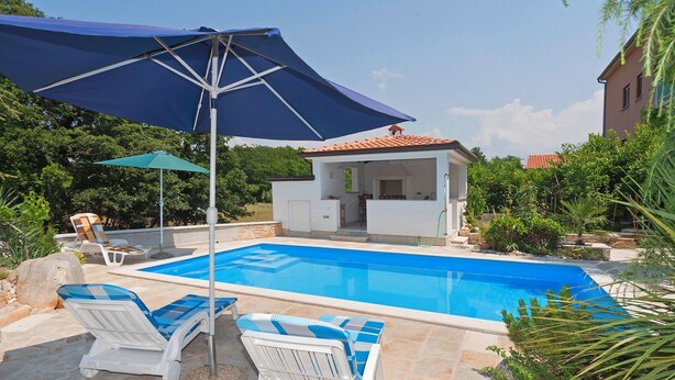 A swimming pool with lounge chairs and umbrellas, surrounded by greenery and a small building with a tiled roof. - Klara in Poreč - Istrien / Klara in Poreč - Appartement für 2 Personen AP2 (Porec)