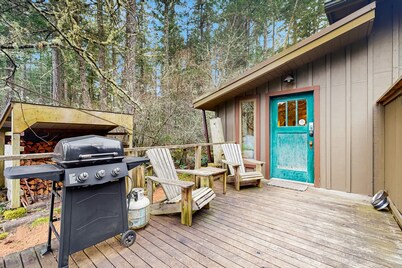 Dog-friendly studio w/ kitchenette, WiFi, yard & fire pit