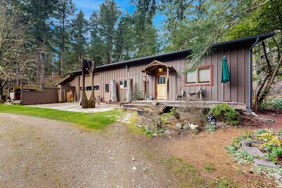Dog-friendly studio w/ kitchenette, WiFi, yard & fire pit