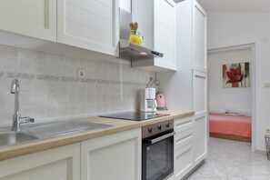 Kühlschrank, Ofen, Herdplatte, Wasserkocher mit Kaffee-/Teezubehör