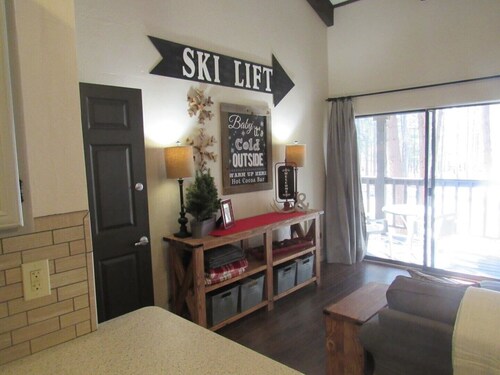 Newly remodeled, fully furnished condo located near Pinetop Country Club