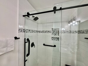 Douche, sĂšche-cheveux, serviettes fournies