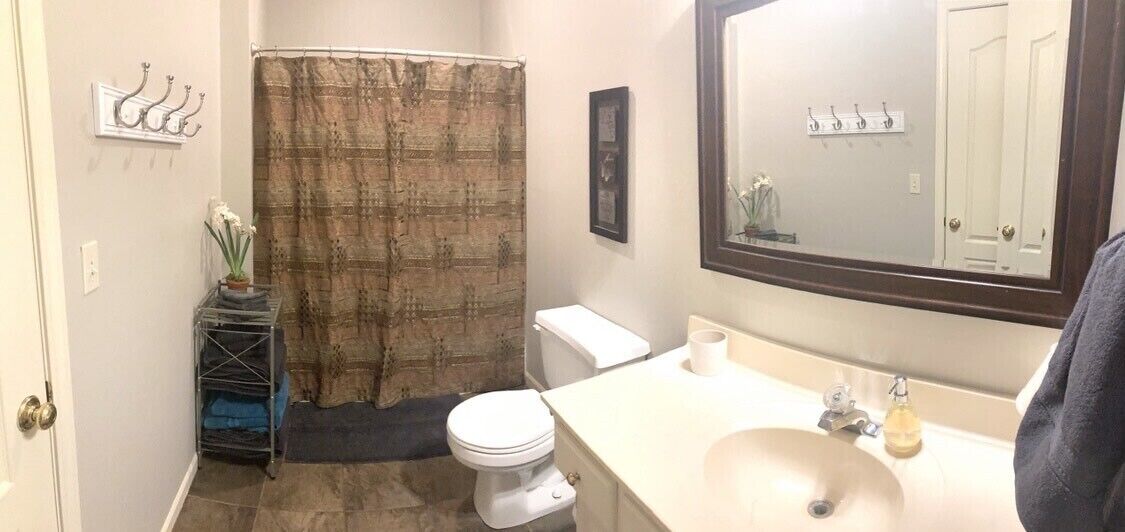 Combined shower/tub, towels