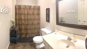 Combined shower/tub, towels