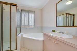 Apartment, 3 Bedrooms | Bathroom | Separate tub and shower, towels, soap - Coral Breeze Bradman Avenue Maroochydore (Maroochydore)