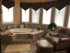 Combined shower/bathtub, jetted bath, towels, toilet paper