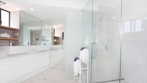 Dusche, Haartrockner, Handtücher