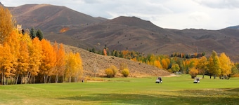 Bright condo at the base of Warm Springs with seasonal pool, WiFi, cable