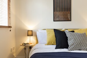 1 dormitorio, tabla de planchar con plancha, wifi y ropa de cama