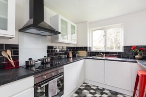 Kühlschrank, Mikrowelle, Ofen, Geschirrspüler